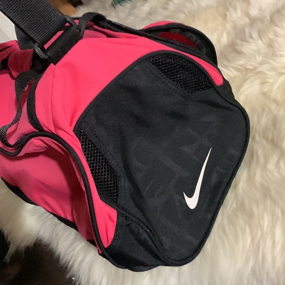Nike pink small duffel bag - Picture 3 of 9